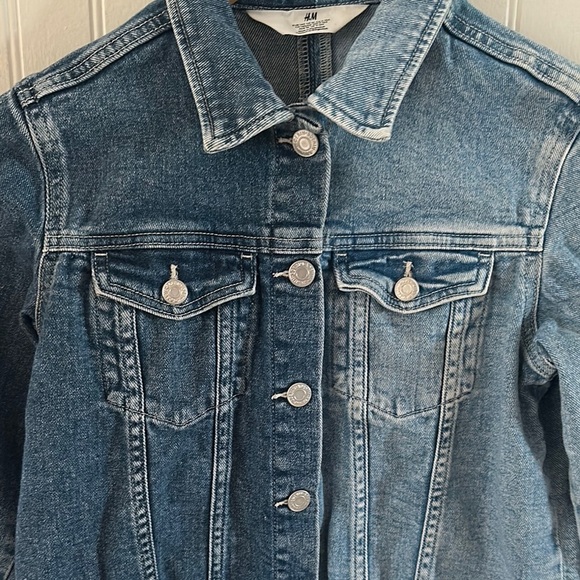 Like New! H&M Two-Tone Blue Denim Jacket sz 10 - Picture 6 of 8